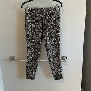 Athleta Salutation HR Stash 7/8 ‘Ainsley’ size M
EXCELLENT CONDITION